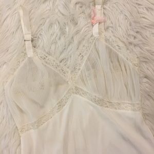 Sexy vintage 1940s slip.!! Really soft